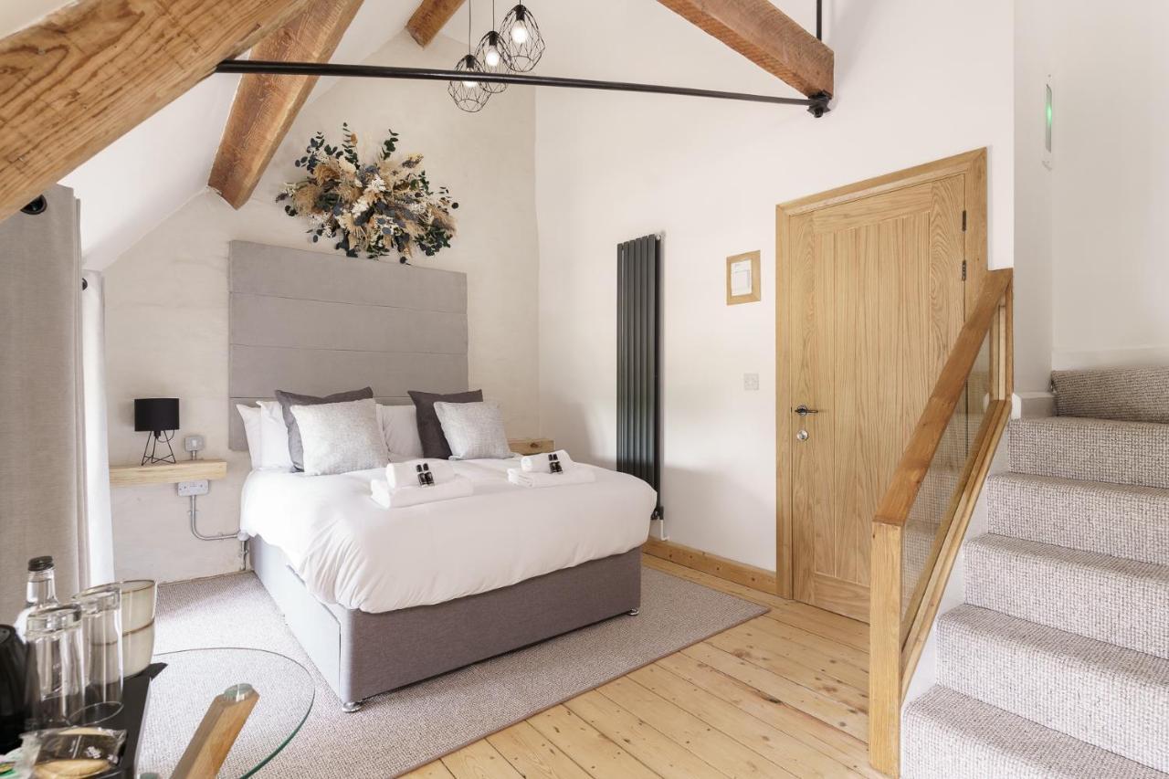 The Old House 1147 Hotel Bridgend  Buitenkant foto