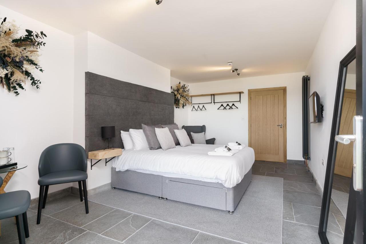 The Old House 1147 Hotel Bridgend  Buitenkant foto
