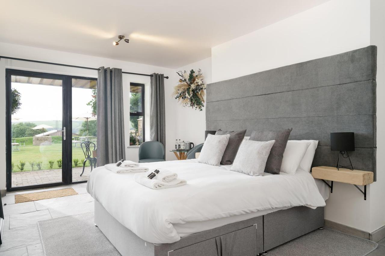 The Old House 1147 Hotel Bridgend  Buitenkant foto
