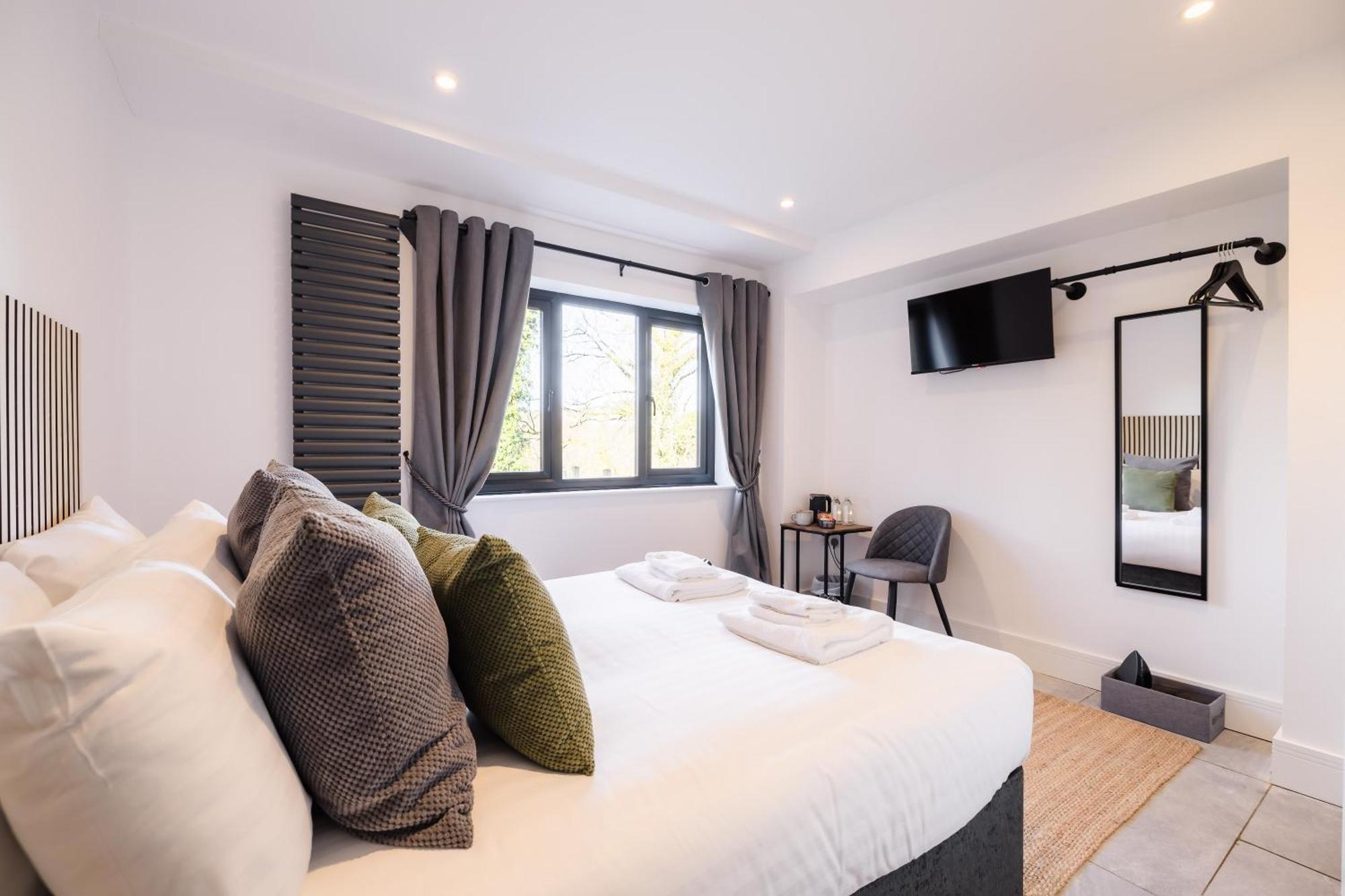 The Old House 1147 Hotel Bridgend  Buitenkant foto
