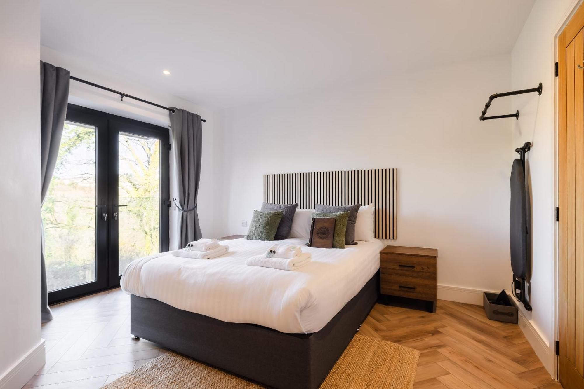 The Old House 1147 Hotel Bridgend  Buitenkant foto